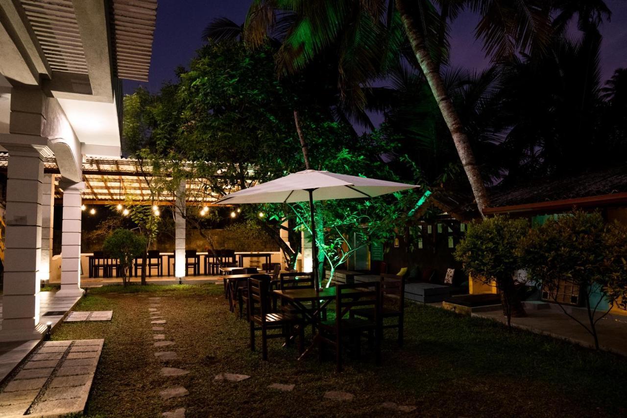 Plantation Surf Inn & Restaurant - Midigama East Exterior foto