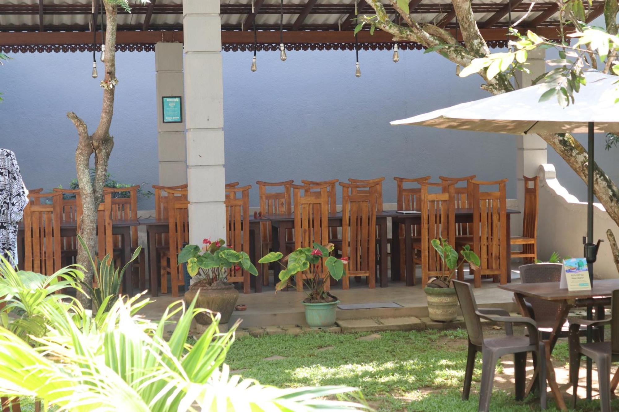 Plantation Surf Inn & Restaurant - Midigama East Exterior foto