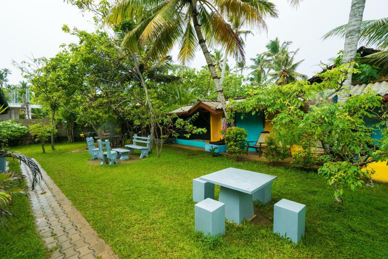 Plantation Surf Inn & Restaurant - Midigama East Exterior foto